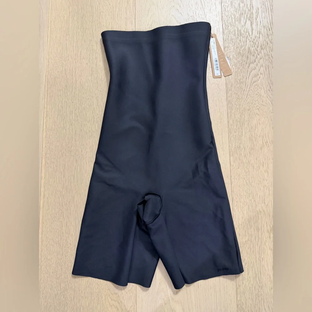 NEW SKIMS High-Waisted Mid Thigh Short- Onyx (size S)